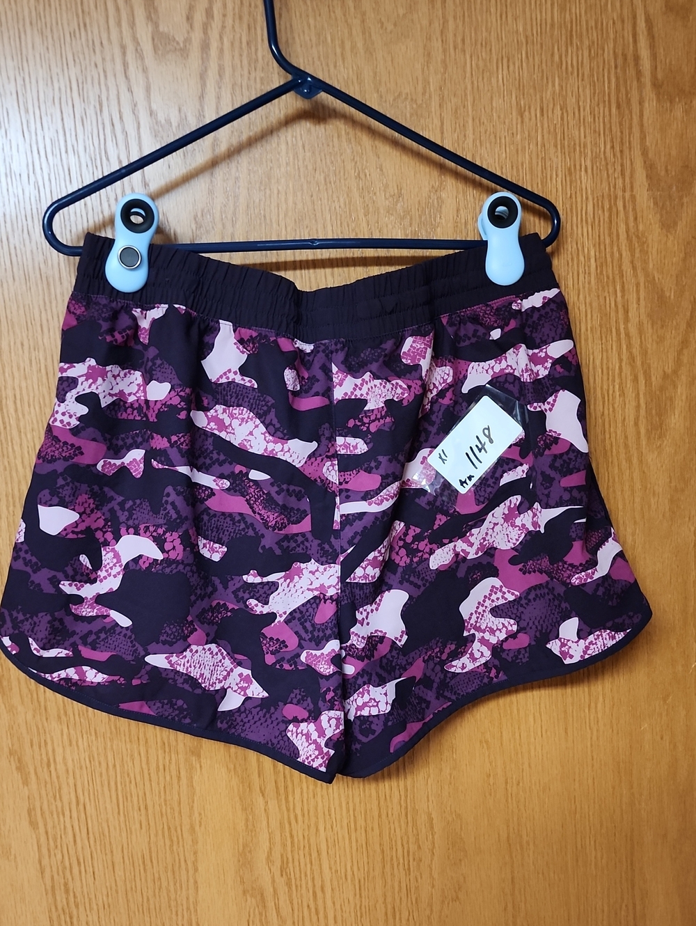 Reebok Women’s Pink Camouflage Athletic Shorts Xl number 1148